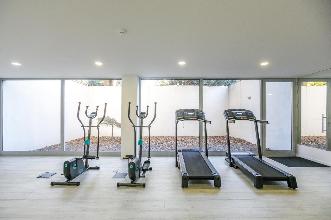 Lovelystay - Modern Loft With Gym & Free Parking Minutes Away From Cbd Porto Buitenkant foto