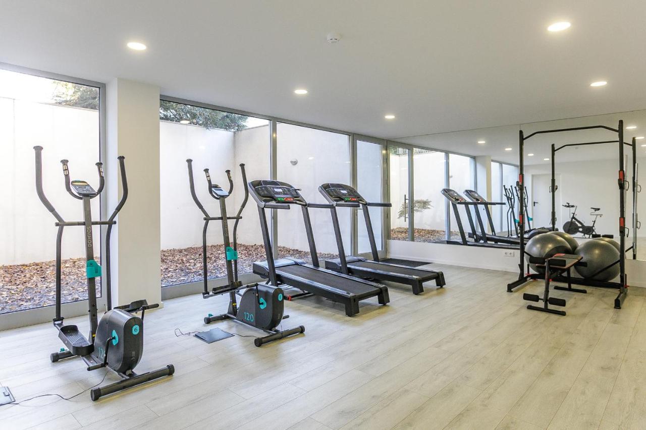 Lovelystay - Modern Loft With Gym & Free Parking Minutes Away From Cbd Porto Buitenkant foto