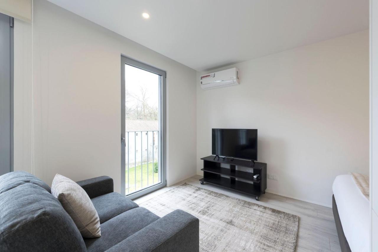 Lovelystay - Modern Loft With Gym & Free Parking Minutes Away From Cbd Porto Buitenkant foto
