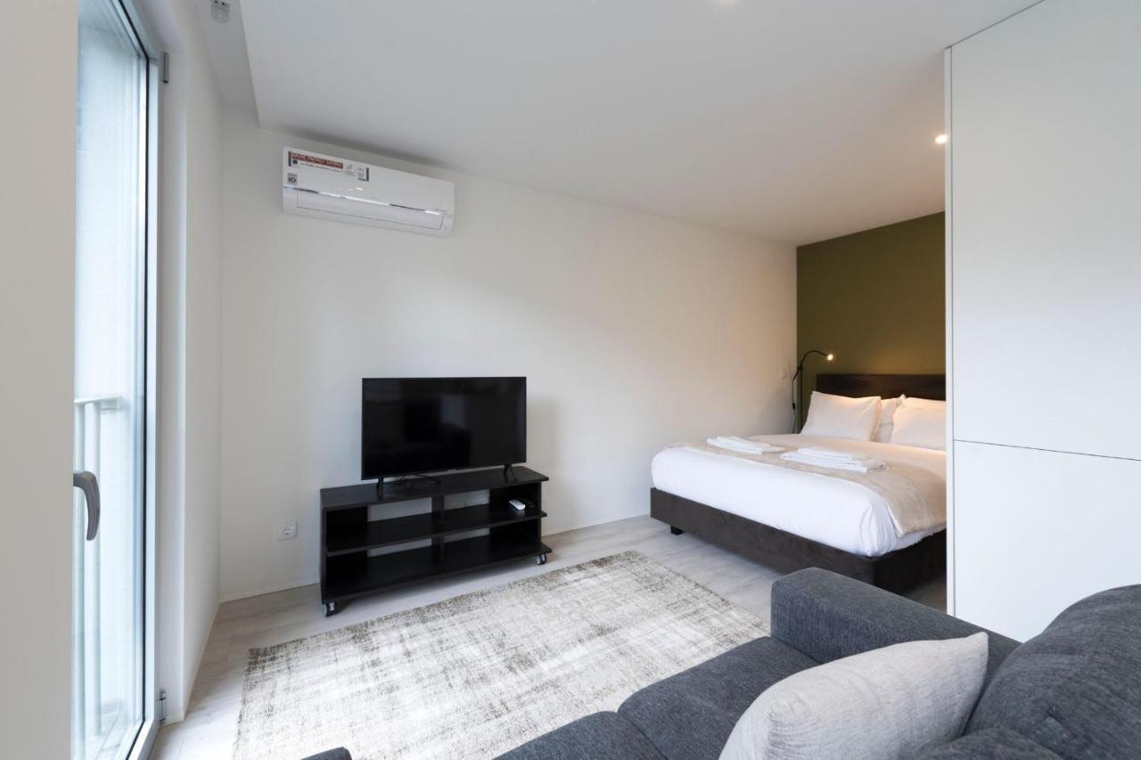 Lovelystay - Modern Loft With Gym & Free Parking Minutes Away From Cbd Porto Buitenkant foto
