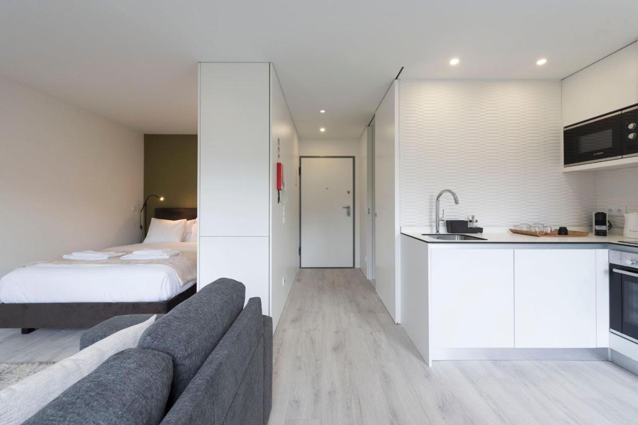 Lovelystay - Modern Loft With Gym & Free Parking Minutes Away From Cbd Porto Buitenkant foto
