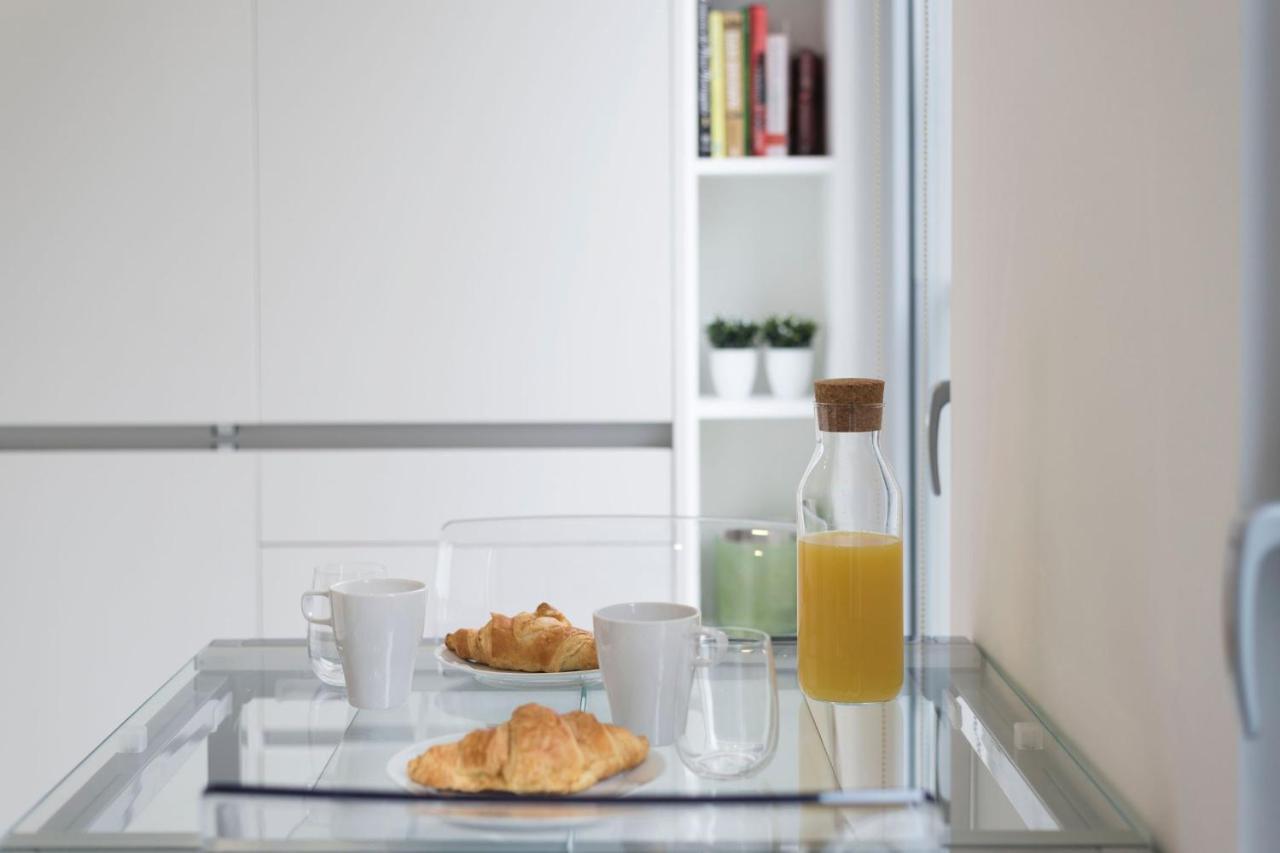 Lovelystay - Modern Loft With Gym & Free Parking Minutes Away From Cbd Porto Buitenkant foto