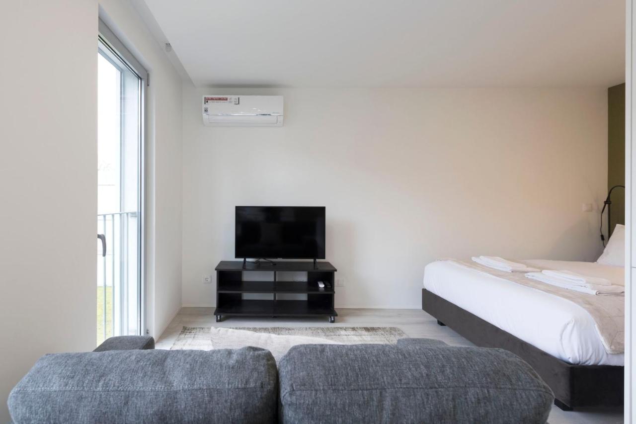 Lovelystay - Modern Loft With Gym & Free Parking Minutes Away From Cbd Porto Buitenkant foto