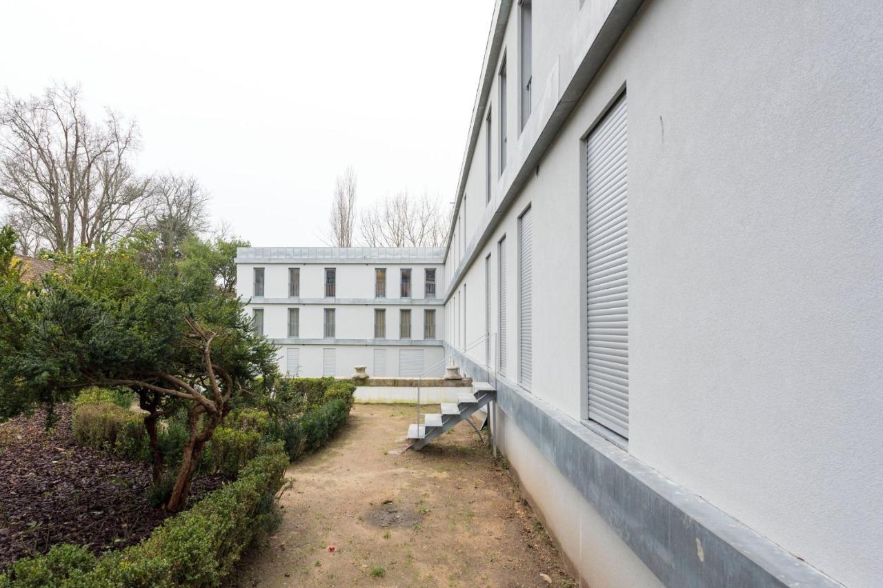 Lovelystay - Modern Loft With Gym & Free Parking Minutes Away From Cbd Porto Buitenkant foto