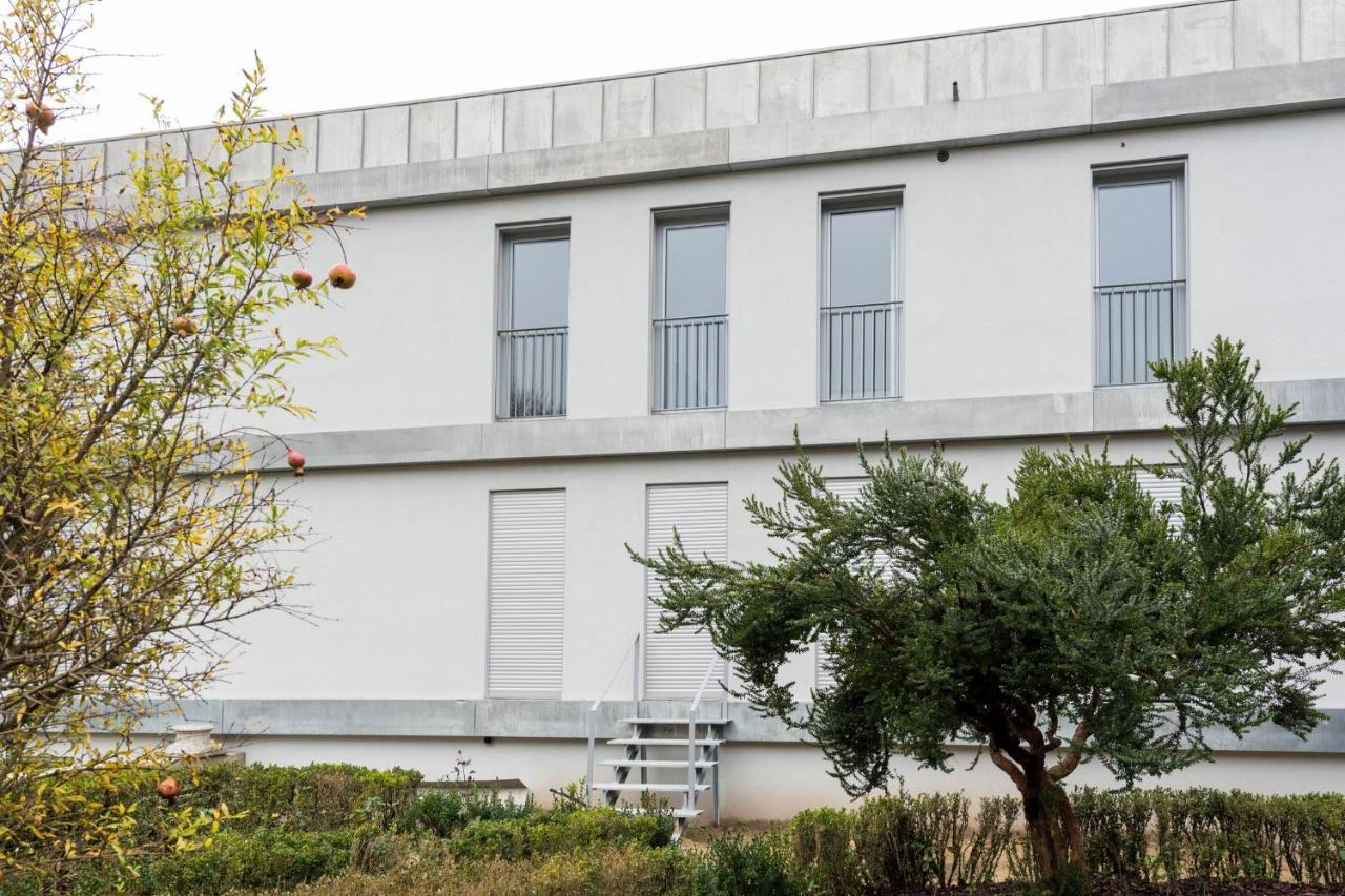 Lovelystay - Modern Loft With Gym & Free Parking Minutes Away From Cbd Porto Buitenkant foto