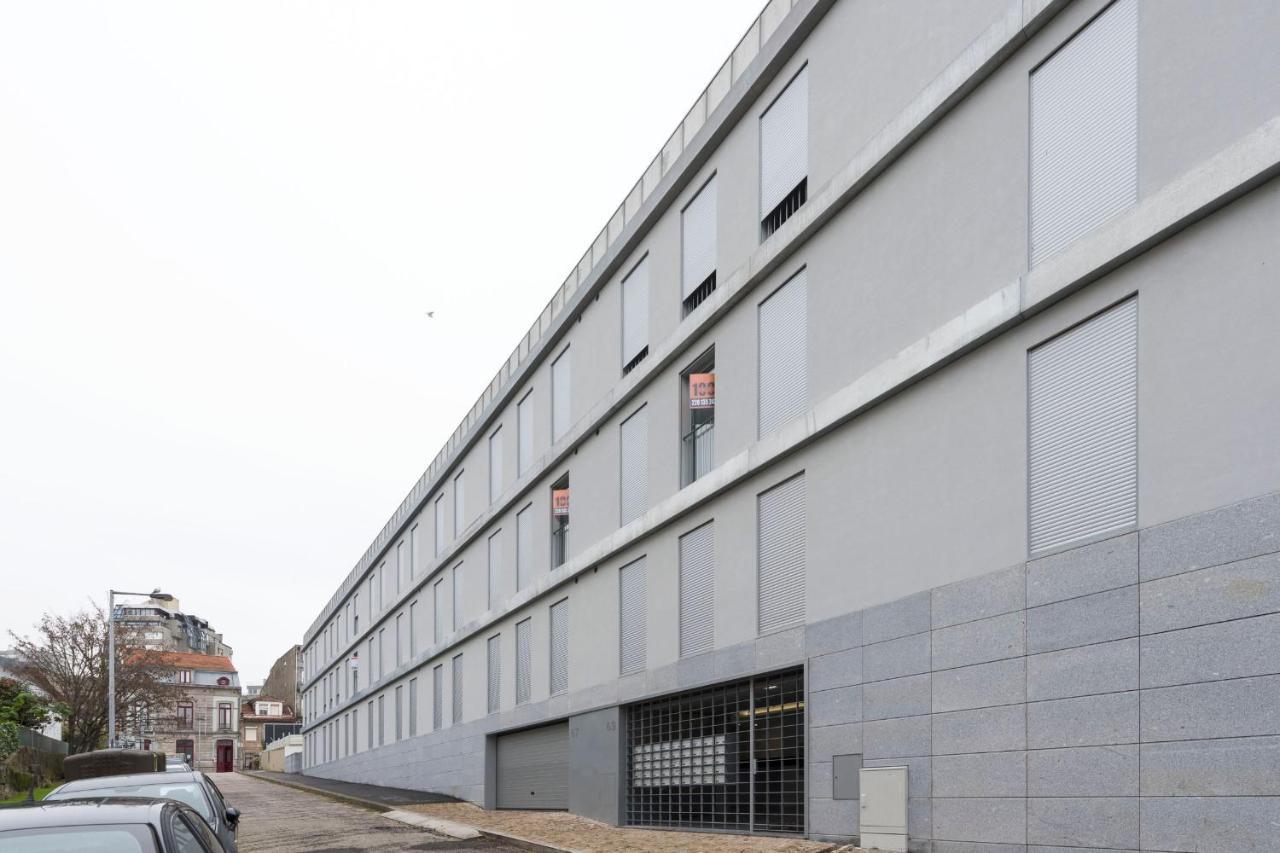 Lovelystay - Modern Loft With Gym & Free Parking Minutes Away From Cbd Porto Buitenkant foto