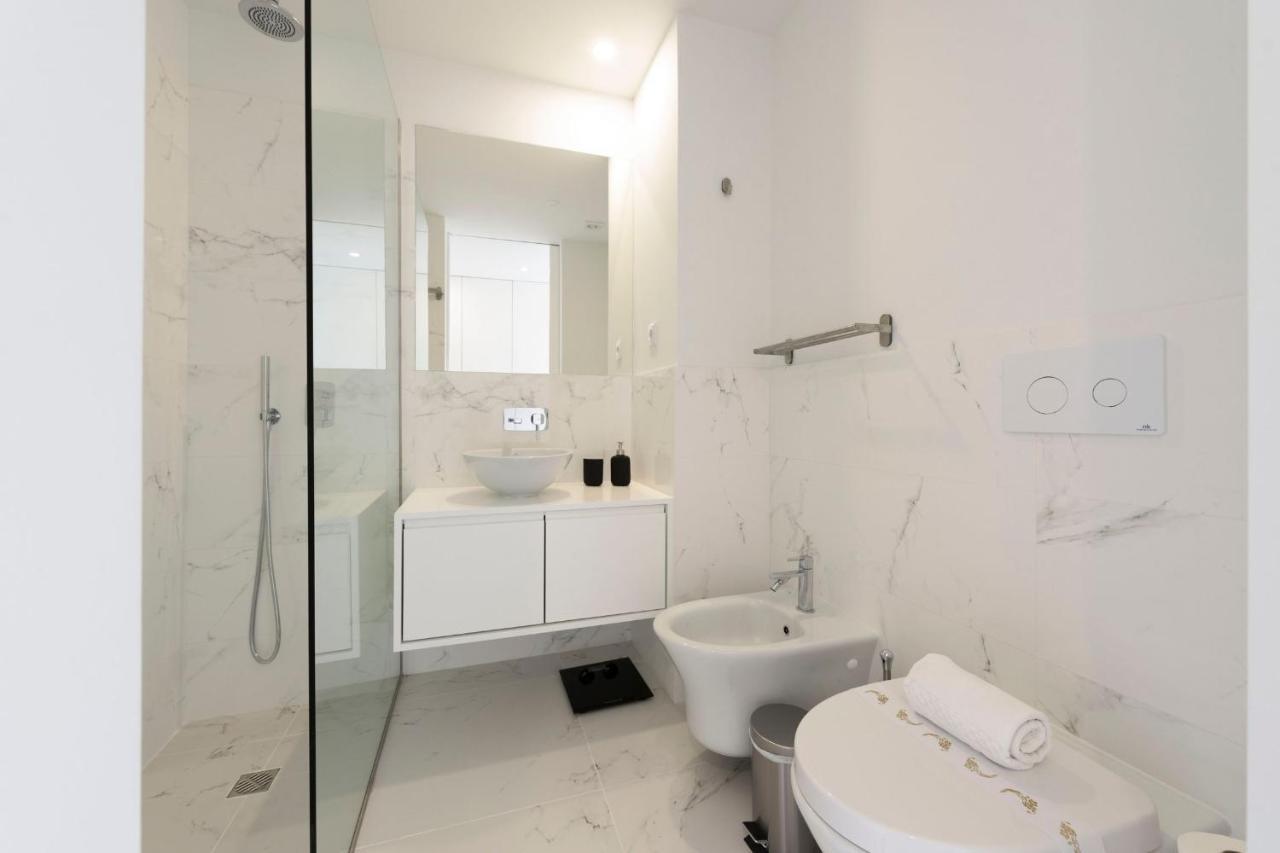 Lovelystay - Modern Loft With Gym & Free Parking Minutes Away From Cbd Porto Buitenkant foto